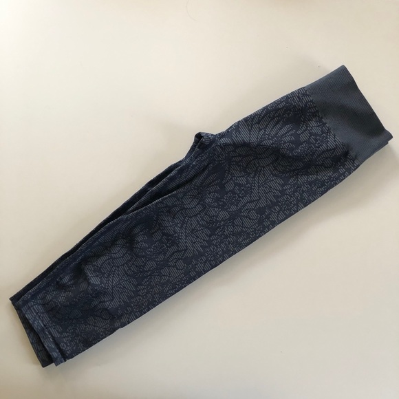 Fabletics Navy Blue Floral Seamless Capri Leggings - Picture 4 of 7